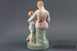 Статуэтка Материнство. Фарфор, роспись. СССР, Городница, 1930е гг.