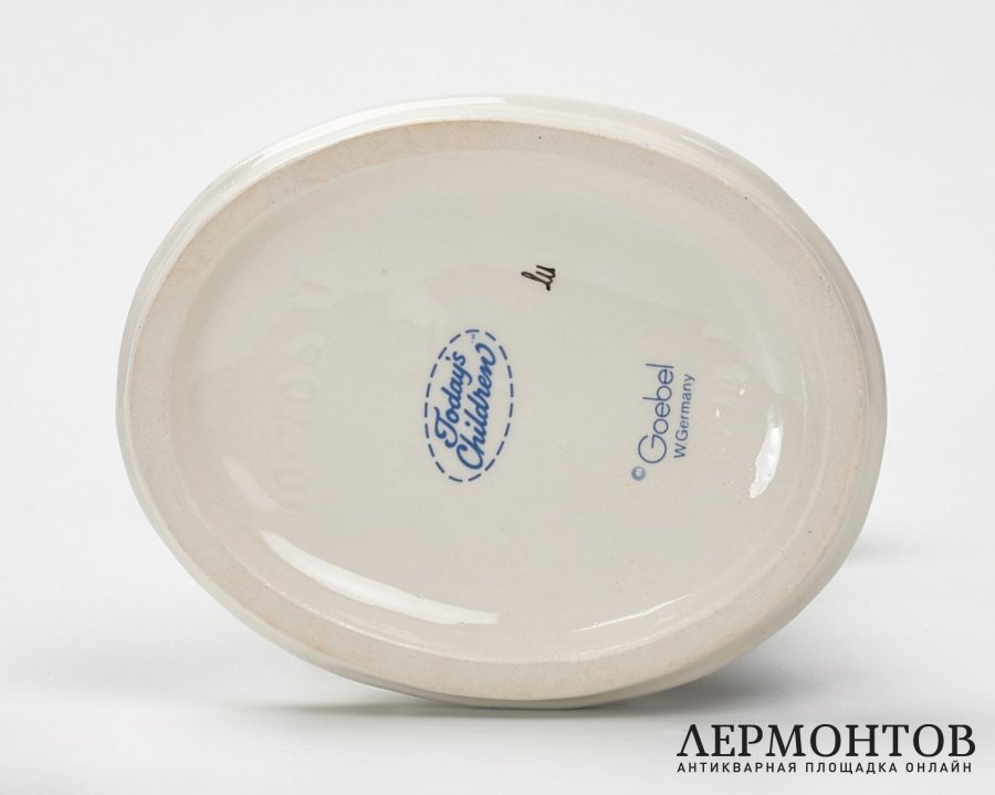 Статуэтка «Юный фотограф». Фарфор, Goebel, Германия, 1979–1990 годы