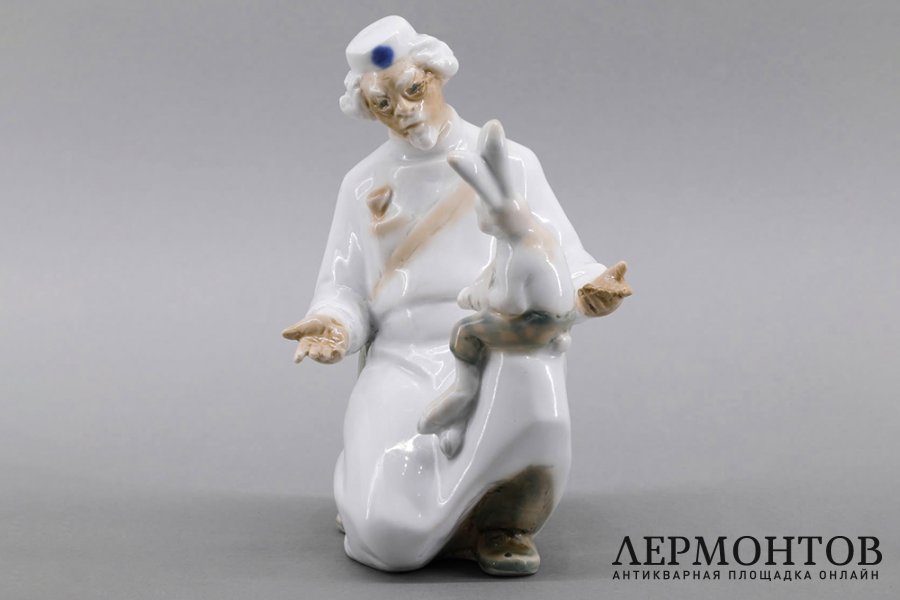 Статуэтка Докор Айболит. Г. Чечулина, авторская. Фарфор, роспись. СССР, Дулево, 1976.
