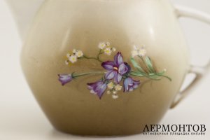 Молочник в стиле модерн. Российская Империя, фабрика Гарднера, 1870-1890 г. Фарфор.