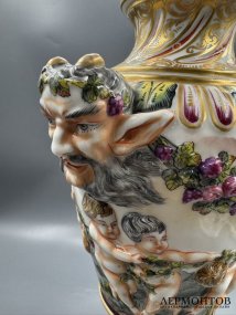 Ваза с путти и маскаронами. Фарфор, роспись, Capodimonte, Италия, 20 век
