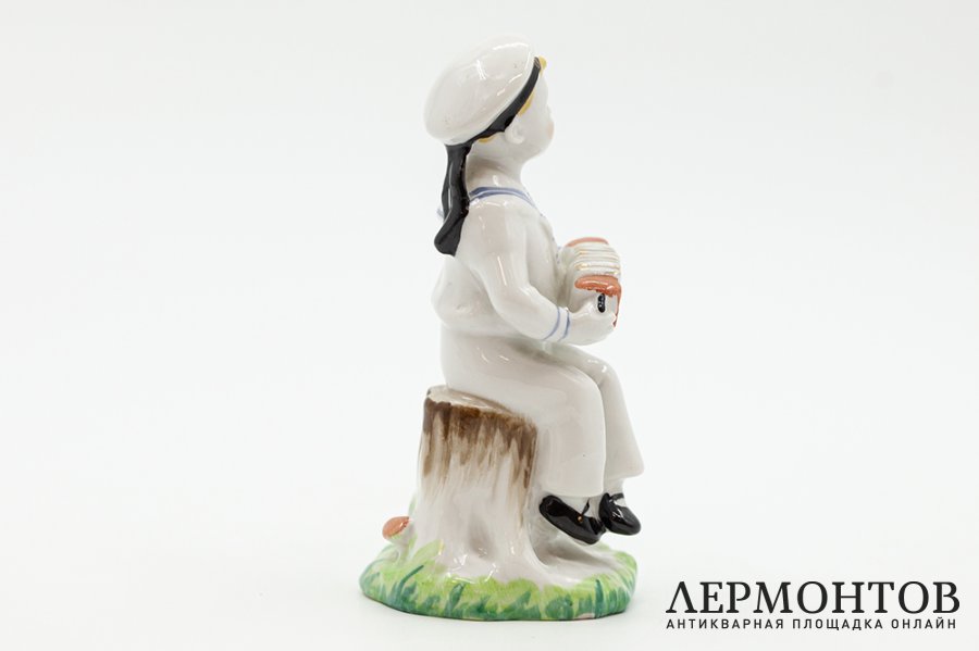 Статуэтка Морячок с гармошкой. СССР, ЛФЗ, автор Г. Столбова, 1970-1986 гг. Фарфор.