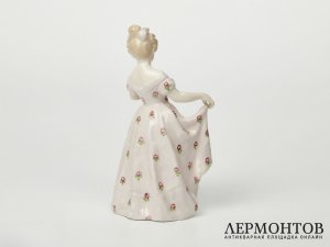 Статуэтка «Девушка бидермейер, смотрит налево». Goldscheider, Австрия, 1904–1905 годы