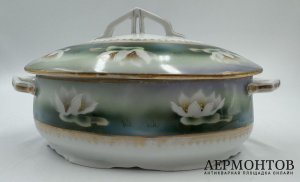 Соусник с крышкой Кувшинка. Россия, М. Кузнецов, 1900-е гг. Фарфор, роспись.