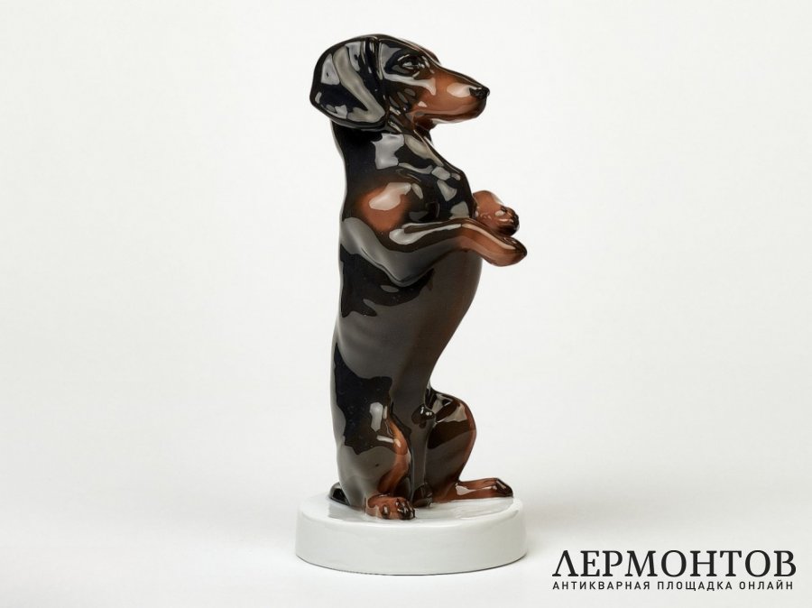 Статуэтка «Сидящая такса». Фарфор, Rosenthal, Германия, 1924 год