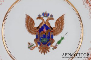 Декоративная тарелка со стилизованным гербом России. Фарфор, роспись. Китай..