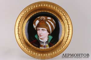 Тарелка с женским портретом в головном уборе. Зап. Европа, кон. 19 - нач. 20 в.