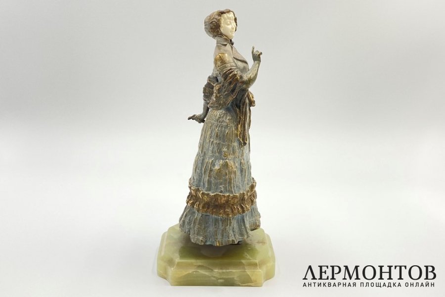 Скульптура Девушка на прогулке. Франция, Париж, 1910-1920-е гг. Бронза, кость.