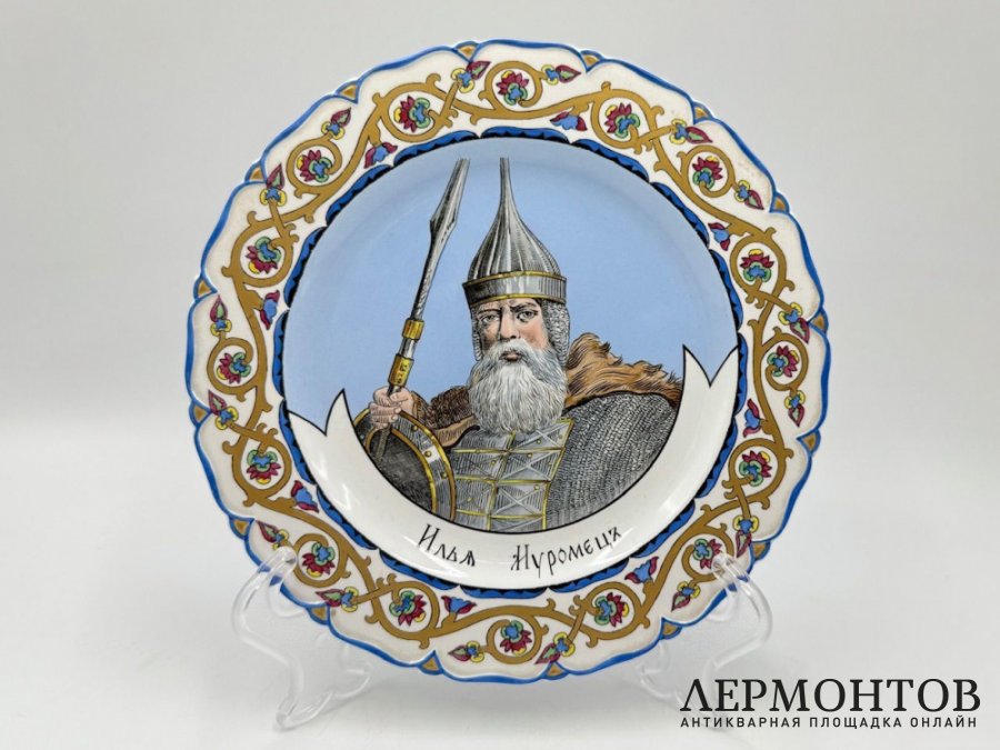 Тарелки из серии богатыри. Россия, М. Кузнецов, 1900-е гг. Фарфор, роспись.