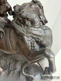 Скульптура «Сражающаяся амазонка». Шпиатр, по модели А. Кисса, H. Gladenbeck, Германия, конец 19 — начало 20 века