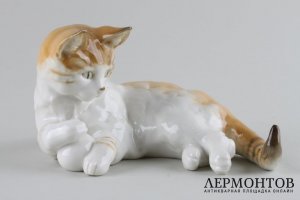 Статуэтка Кошка лежащая с мячом. Фарфор.  Фабрика Hutschenreuther, Германия, 1970-е.