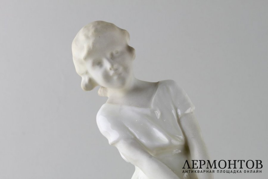 Статуэтка в виде вазы. Фаянс.  Goldscheider, Австрия, авторская подпись, 1905 год.