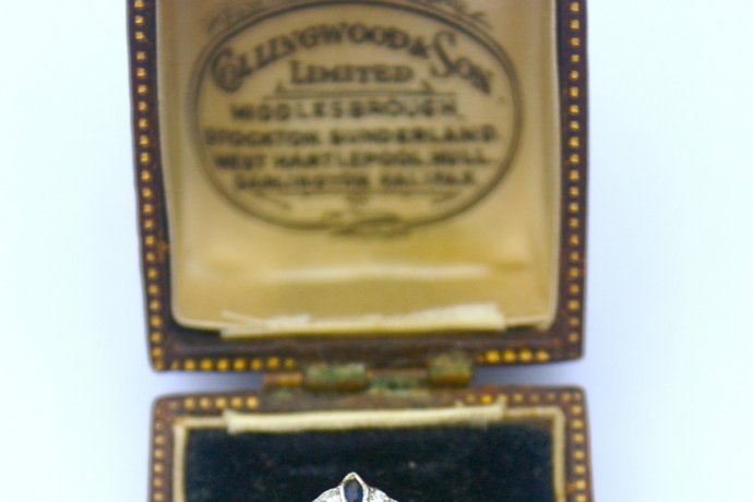 Золотое кольцо с сапфирами и бриллиантами, 750 проба