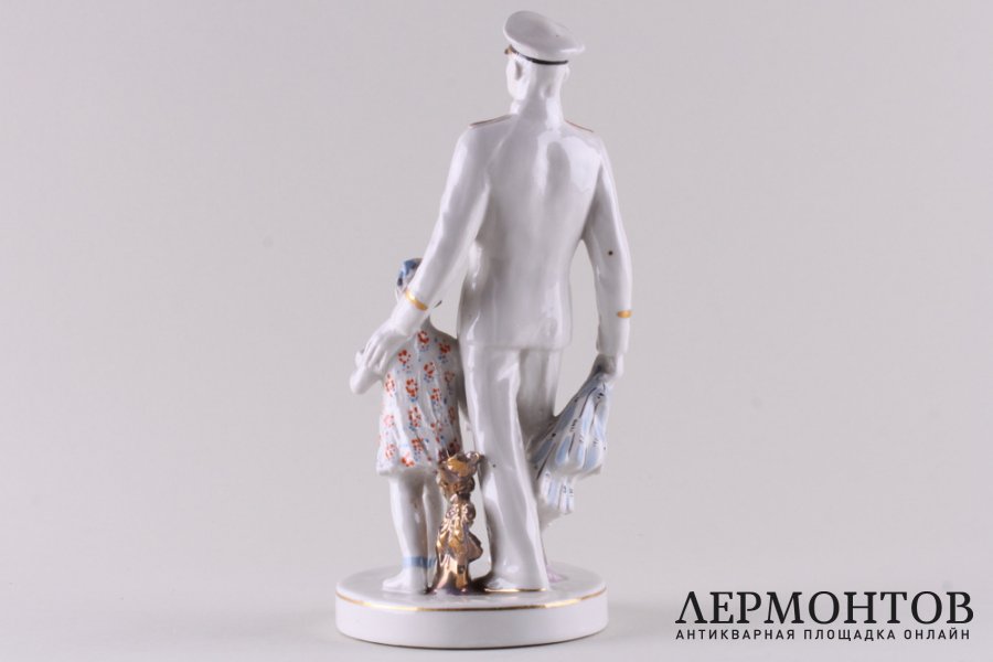Статуэтка На парад. Фарфор, роспись. СССР, Дулевский фарфоровый завод, 1952. 