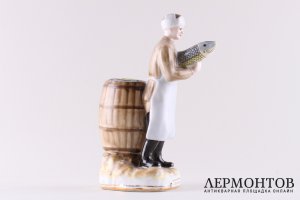 Штоф, графин Мужчина с рыбой. Фарфор, роспись. СССР, Хайтинский завод, 1954-57