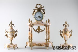 Каминный гарнитур, часы Портик и парные вазы. Мрамор, бронза. Франция, Жапи, 1900е