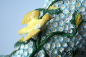 Ваза с лепными цветами и птицами в технике Schneeballen, бульденеж