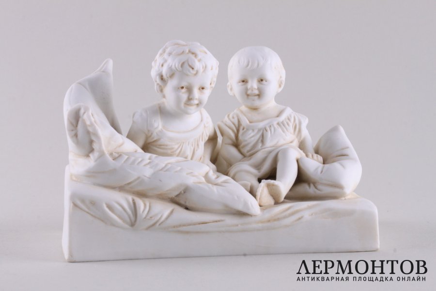 Скульптура Двое детей на кровати. Фарфор, латунь. Германия, 1880-1900е.