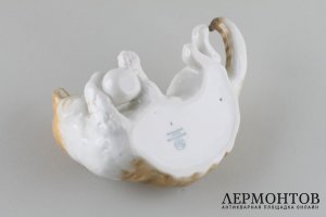 Статуэтка Кошка лежащая с мячом. Фарфор.  Фабрика Hutschenreuther, Германия, 1970-е.