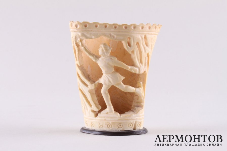Карандашница Фигуристка. Кость, рог. СССР, 1950е-60е гг.
