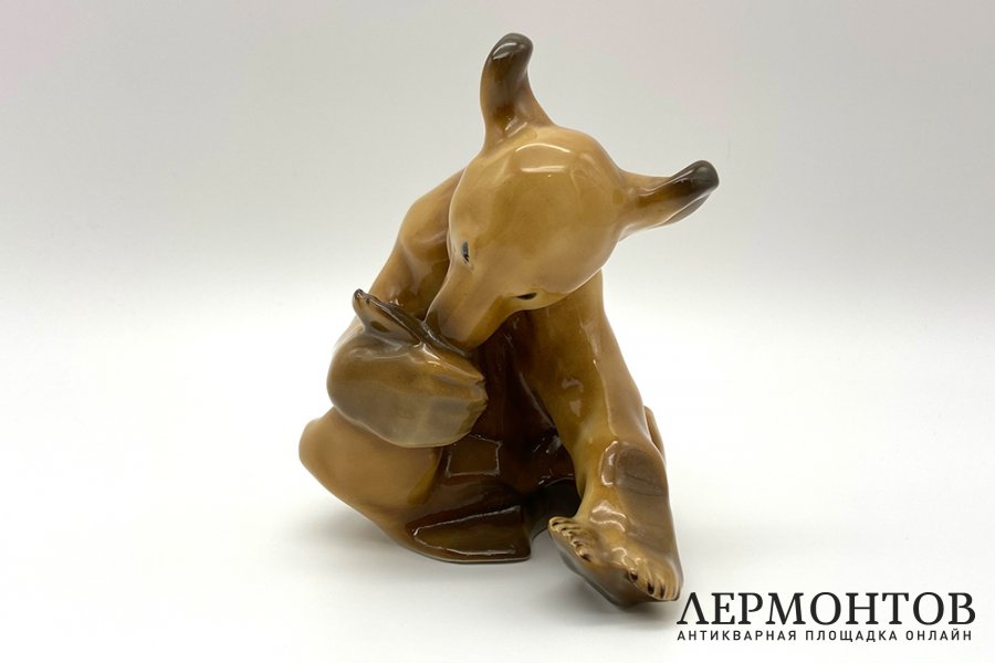 Статуэтка Сидящий медведь. Фарфор, роспись. Германия, Аллах Allach, 1936-1945