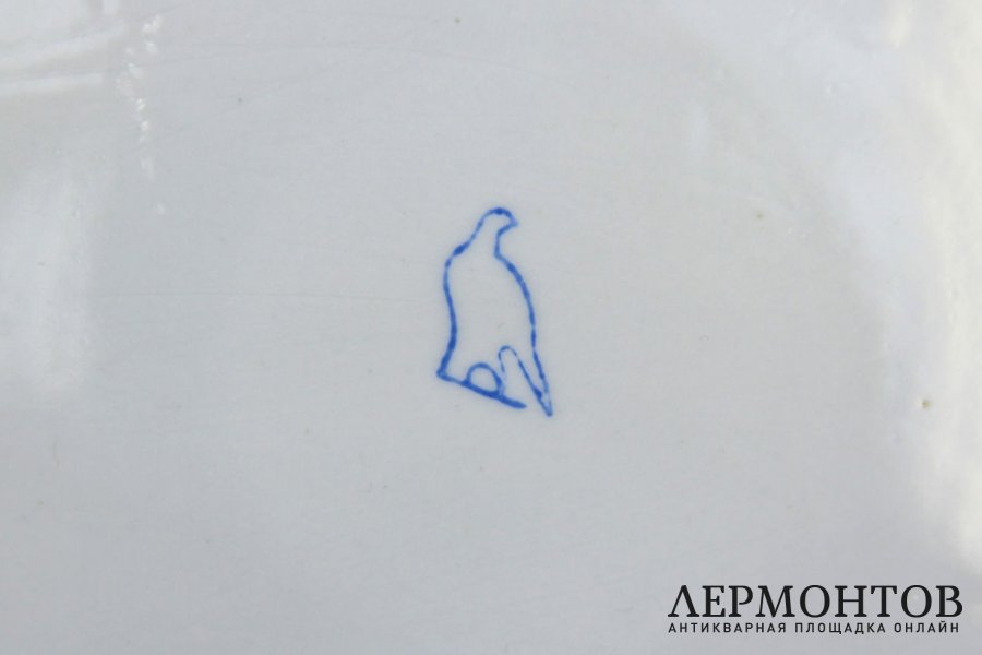 Агитационная тарелка Ленин читает газету Правда. Фарфор. СССР, Дулево, 1960е гг.