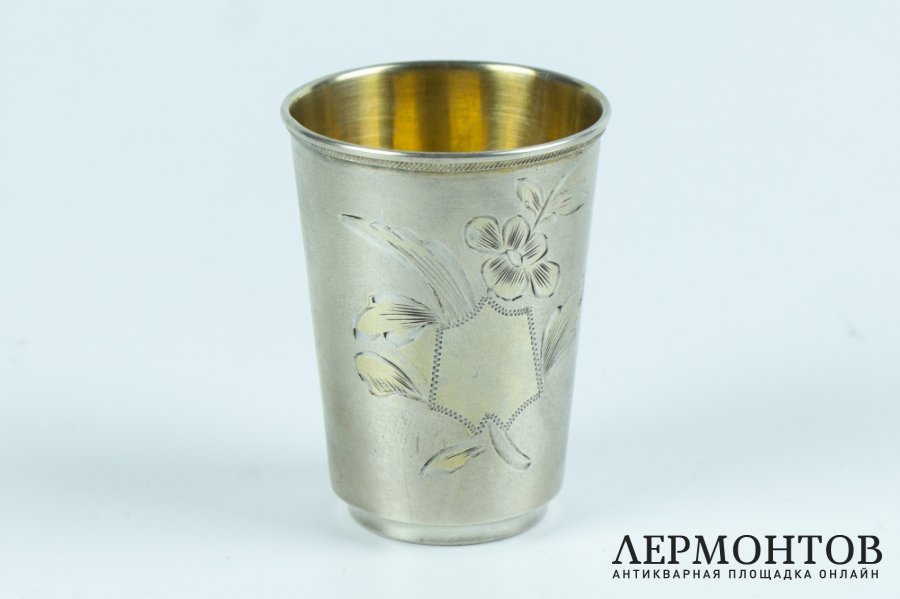 Стопка с флоральным рисунком. Серебро 84 пр. Россия, Кострома. 1908-1917 гг. 
