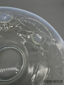 Блюдо с цветочным рельефом в стиле ар-деко. Опаловое стекло, Франция, 1-я треть 20 века