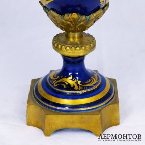 Ваза-кубок (2 шт.). Фарфор, бронза, кобальт,Франция, конец XVIIIв.