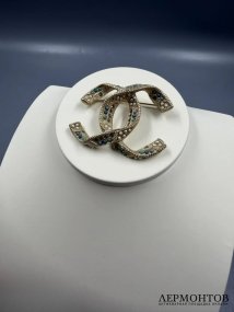 Брошь «CC. Византия» с жемчугом и смальтой. Ювелирный сплав, Chanel, Франция, 2016 год