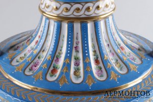 Ваза в стиле Второго Ампира с изображением попугайчиков в резервах. Австрия.