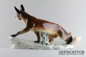 Статуэтка. Лиса крадущаяся. Royal Dux, Чехословакия, Богемия. Фарфор, 1950-е годы.