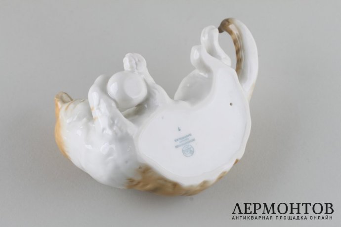 Статуэтка Кошка лежащая с мячом. Фарфор.  Фабрика Hutschenreuther, Германия, 1970-е.