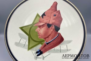 Парные тарелки с изображениями пахаря и красноармейца. Песоченская фабрика, 1926 г.