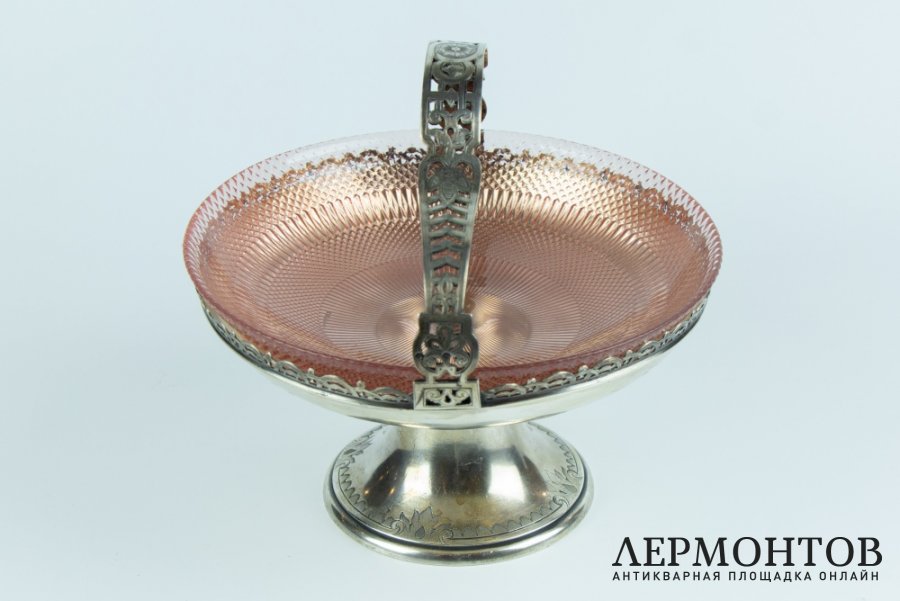 Конфетница со стеклянной вставкой. Серебро 84 пробы. Россия, Москва. 1880-е гг. Мастер О.Курлюков.