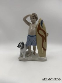 Статуэтка «Маленький серфингист». Фарфор, Lladro, скульптор José Santaeulalia, Испания, 2005–2023 годы