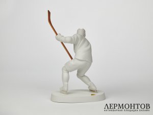 Статуэтка «Хоккеист». Бисквитный фарфор, Royal Dux, Чехословакия