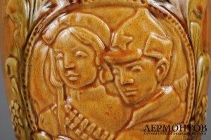 Ваза 40 лет ВЛКСМ. СССР, Конаково, Конаковский фаянсовый завод, 1958 г. Фаянс, глазурь.