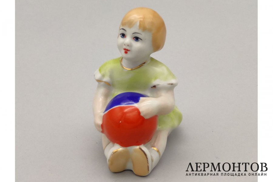 Статуэтка Девочка с мячом. Фарфор, роспись. СССР, Городница, 1950-60е гг.
