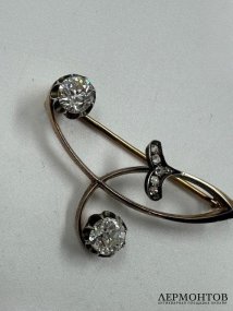 Брошь с двумя крупными бриллиантами. Золото 56 пробы, Россия, 1899–1908 годы