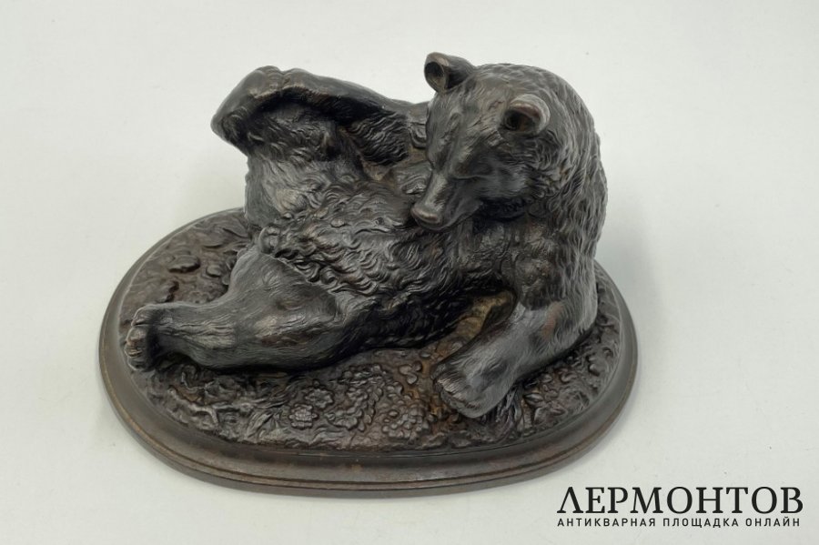 Скульптура Медвежонок валяющийся. Россия, Каслинский завод, 1937-1940 гг. Чугун.