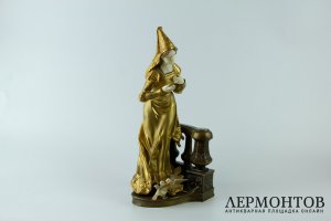 Статуэтка Дама с голубями на балконе. Франция, 1900-е гг.