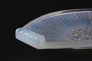 Блюдо art deco с цветочным декором. Опаловое стекло, литье. Франция, 1920-30-е гг.