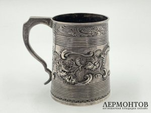 Кружка с растительным орнаментом. Англия, Лондон, 1799 год. Серебро 925, выколотка.