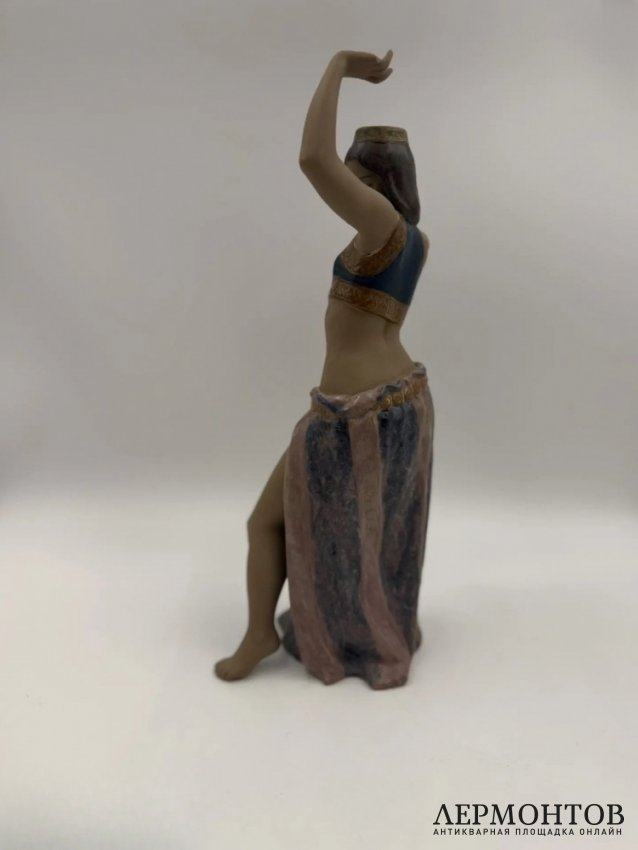 Статуэтка «Ритм Востока I». Фарфор грес, Lladro, скульптор Alfredo Llorens, Испания, 2005–2008 годы