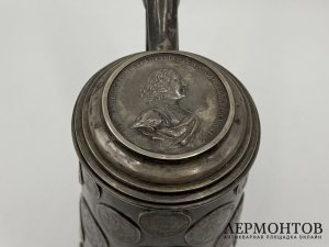 Кружка c монетами и копией медали За победу при Гангуте. Россия, 1893 год. Серебро 84