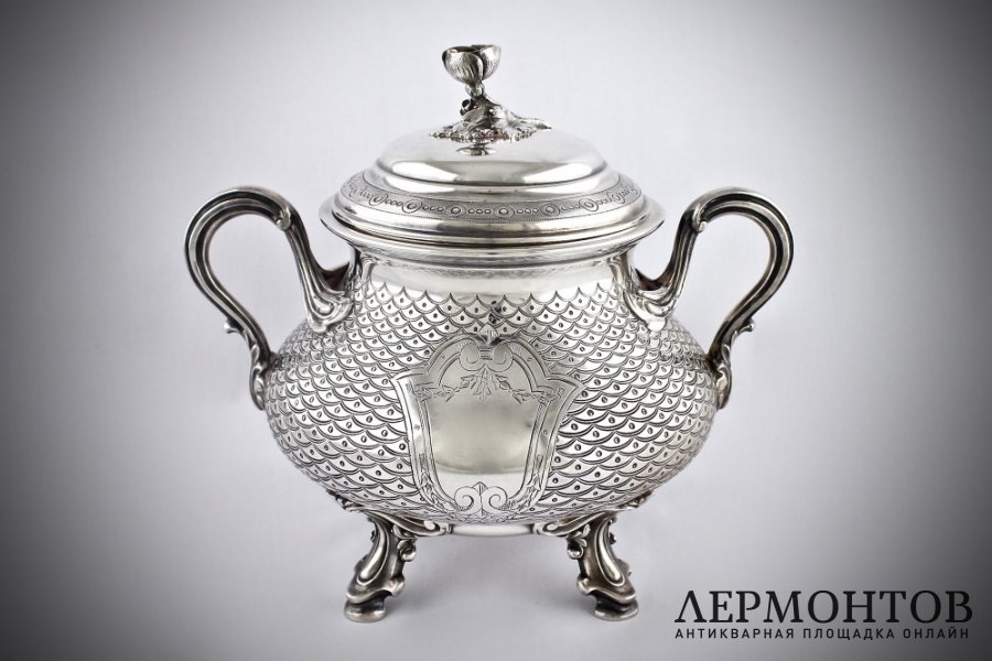 Сахарница в технике гильоше. Debain et Flamant. Серебро 950 пробы. Франция, н. XX в.