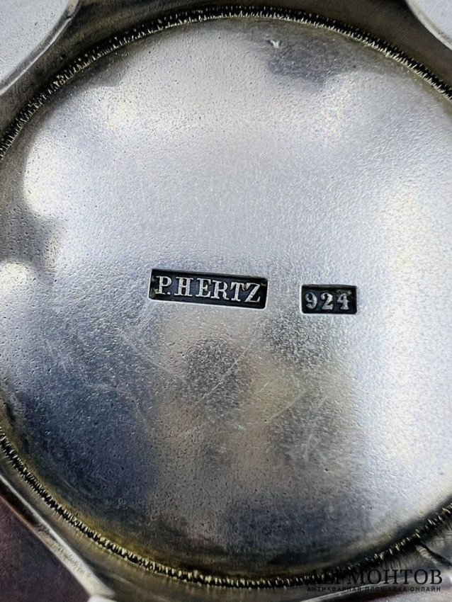 Тарелочка к 25-летию бракосочетания Фредерика VIII. Серебро 924 пробы, эмаль, П. Херц, Дания, 1894 год