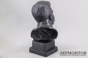 Бюст И.В. Сталин. Чугун, голландская сажа. СССР, Касли, Н. Горин, ок. 1936 г.