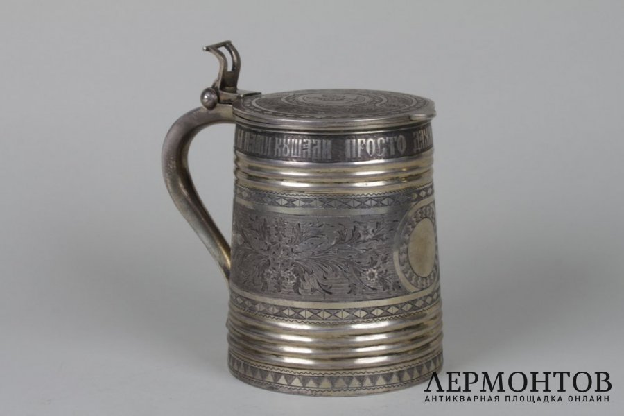 Кружка с изображением петушка на крышке. Россия, Москва, мастер ВС, 1874г. Серебро 84